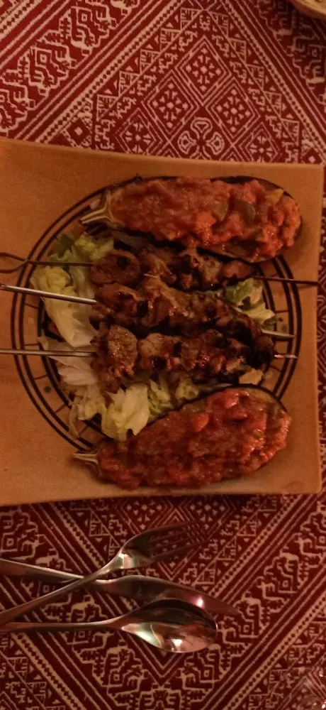 Plat Aubergines Et Brochettes d'agneau